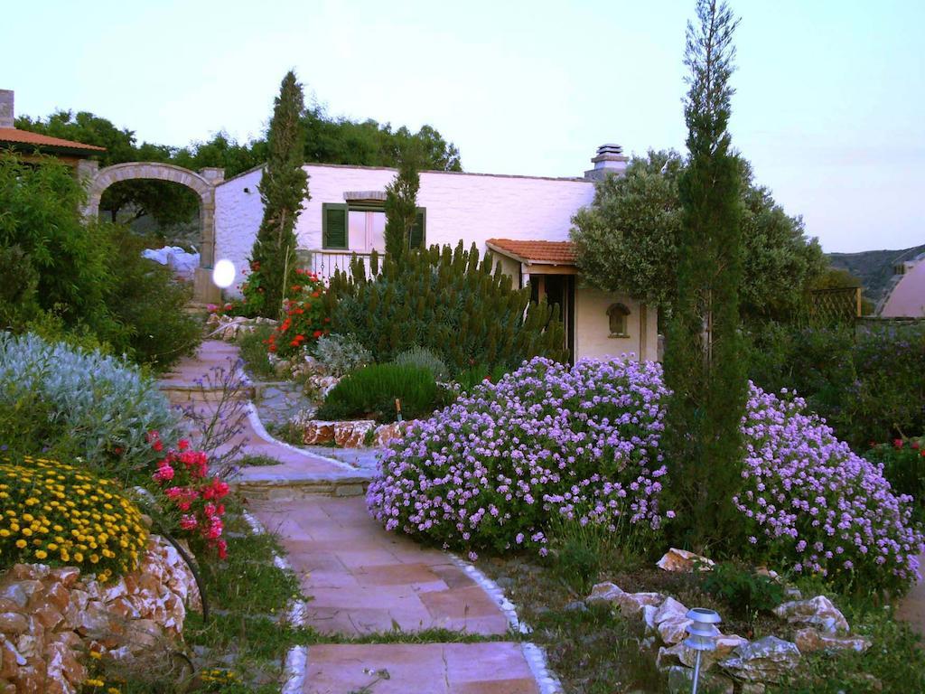 Country house To The Garden *