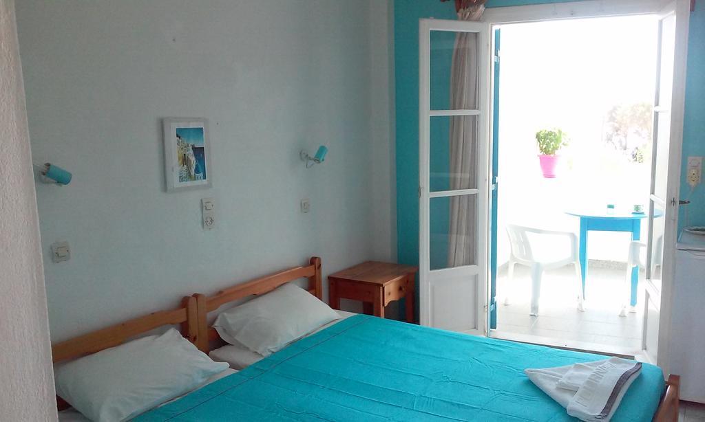 Studios Parian Blu Logaras