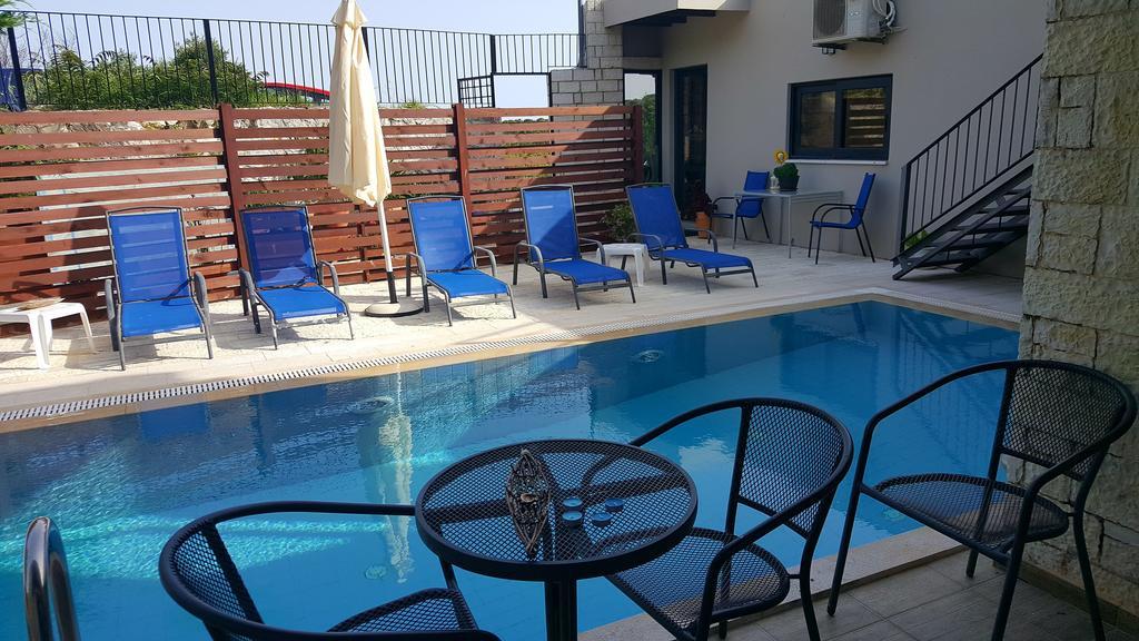 Aparthotel Ornella & 4*