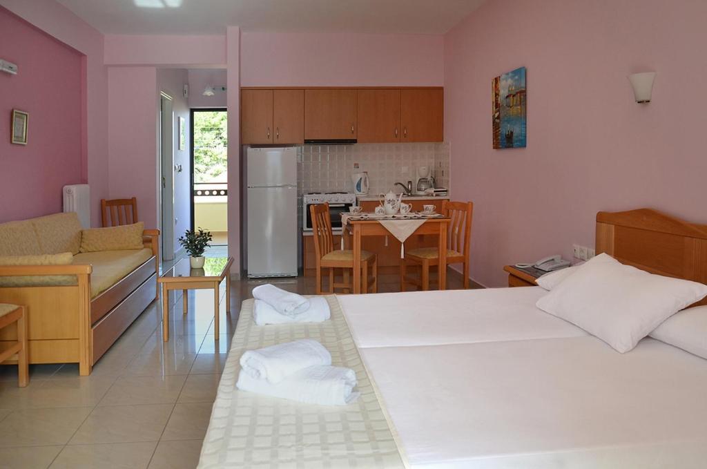 Patelis Aparthotel Poulithra