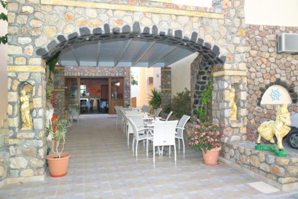 Polydefkis Kamari (Santorini)