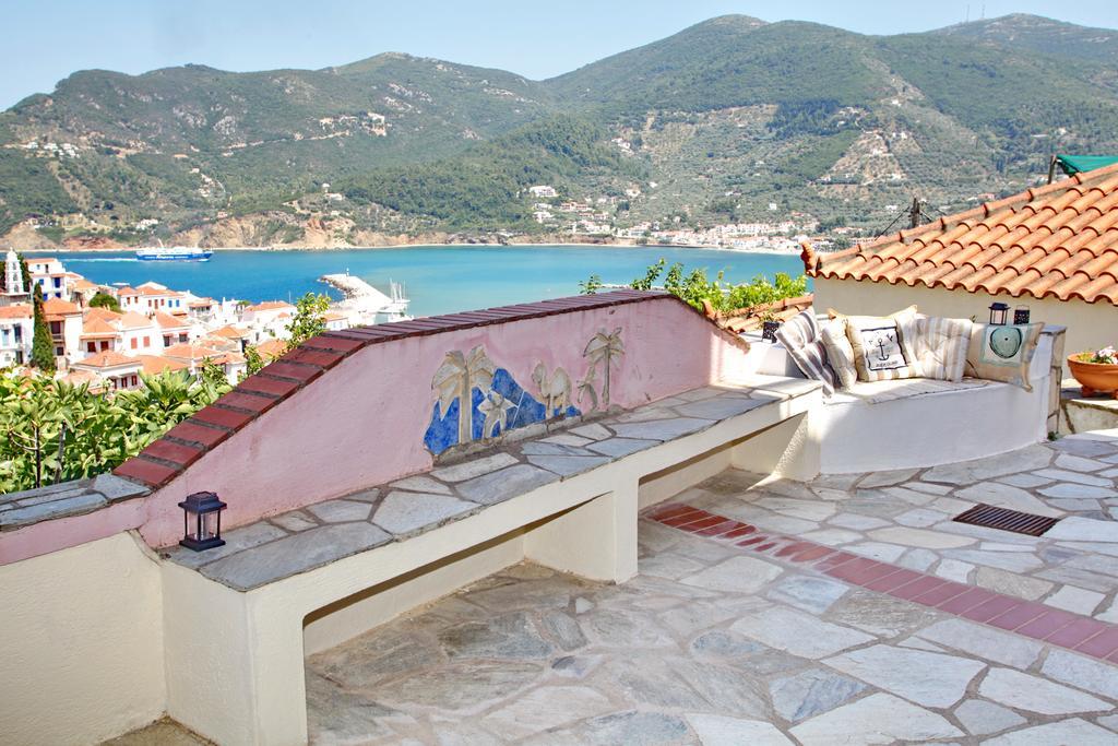 Aperanto Galazio Skopelos Town