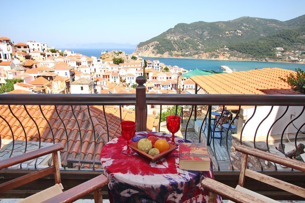 Aperanto Galazio Skopelos Town