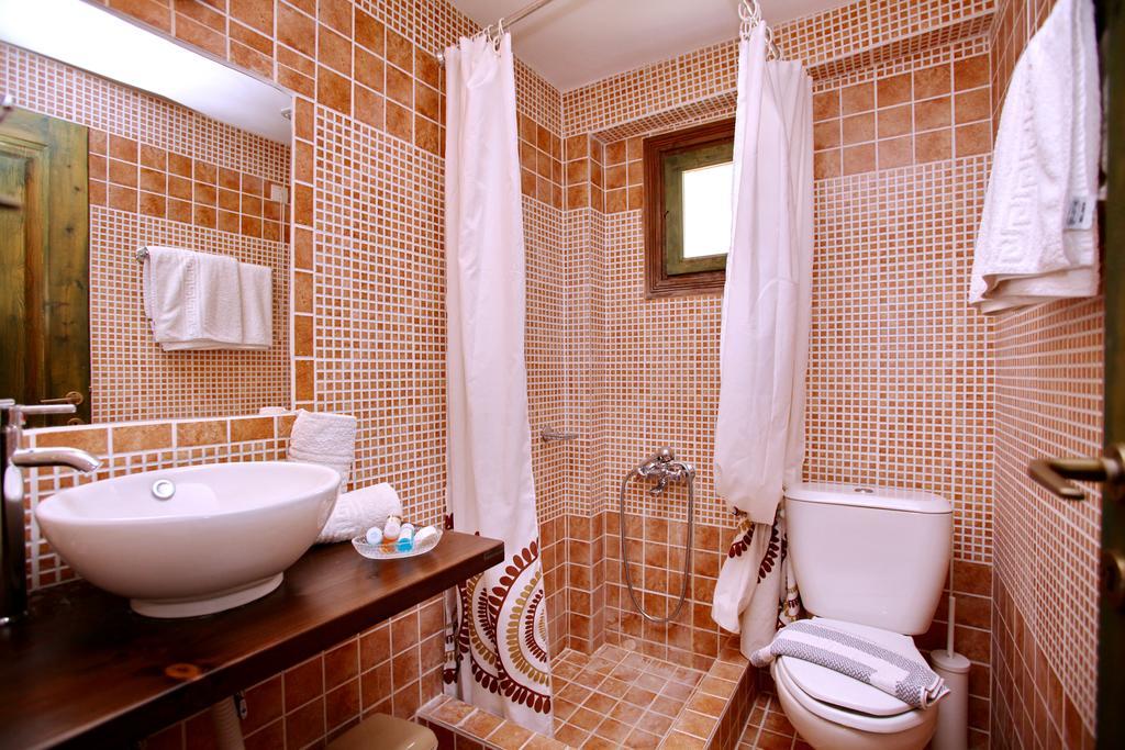 Aperanto Galazio Skopelos Town