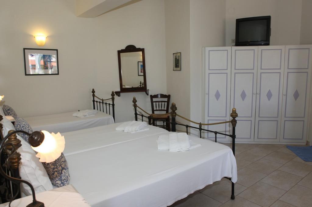 Pleoussa Studio And Skopelos Town