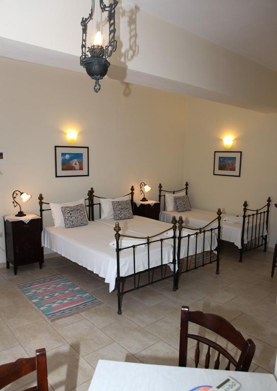 Pleoussa Studio And Skopelos Town