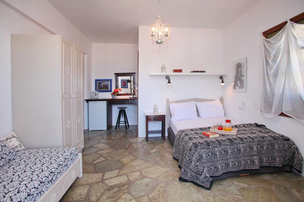 Aperanto Galazio Skopelos Town