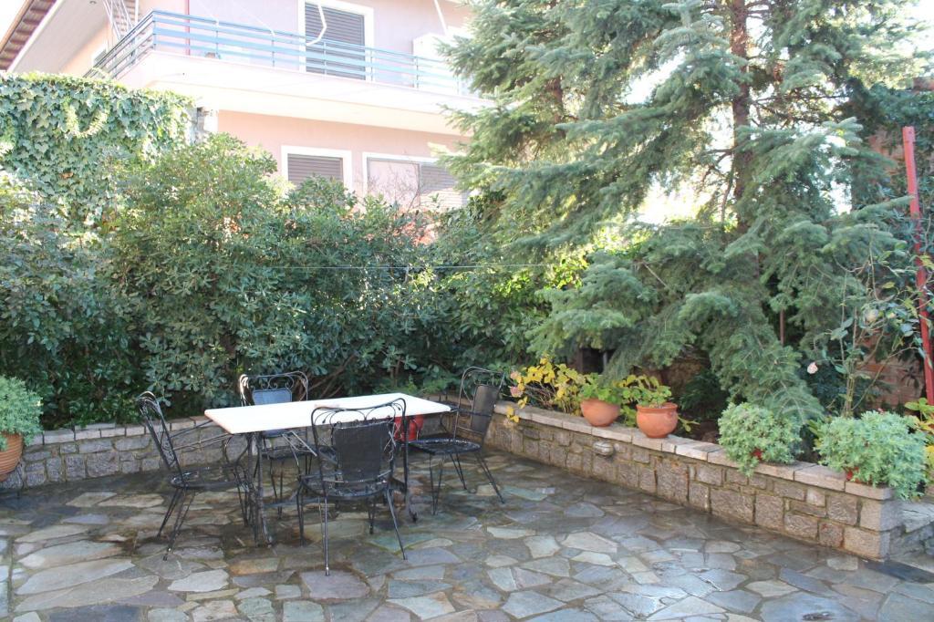 Guest house Karahalios