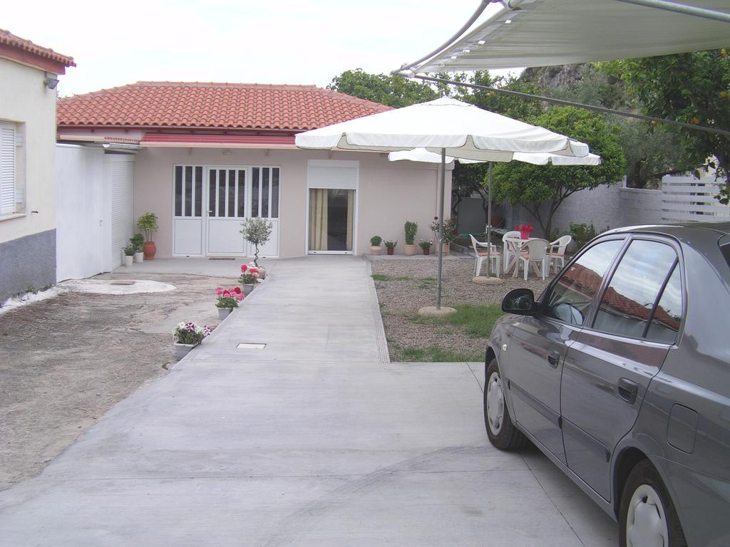 Holiday home Helen's *