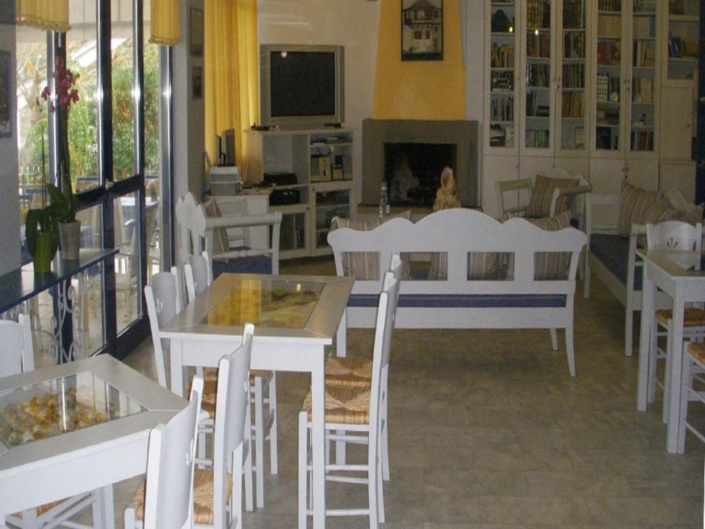 Argo & 3* Agioi Apostoloi (Evia)