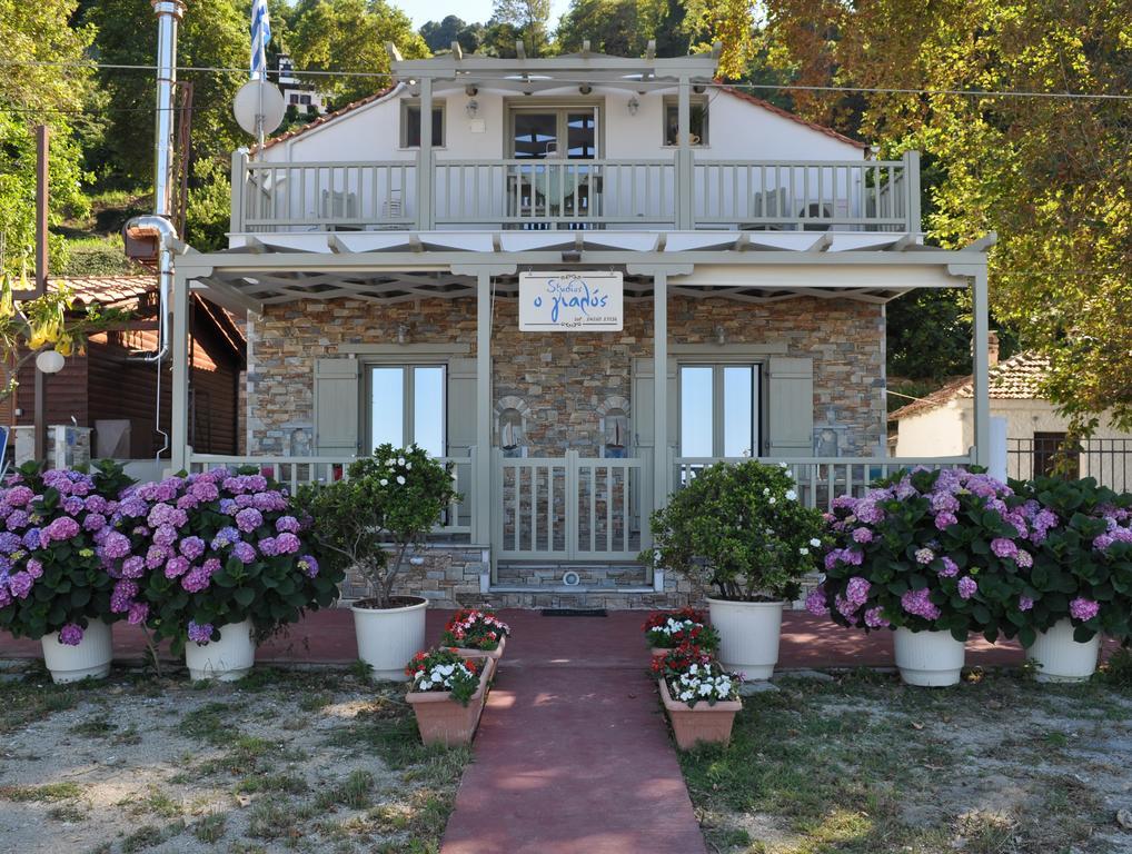 Apartment Studios Yalos *