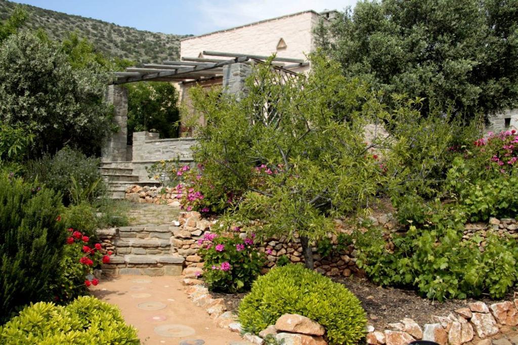 Country house To The Garden *