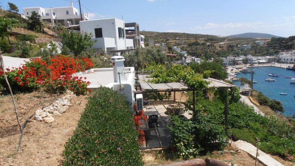 Chriason & Apartment Skyros