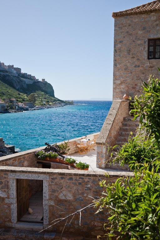 Hotel Mavromichalai 4*