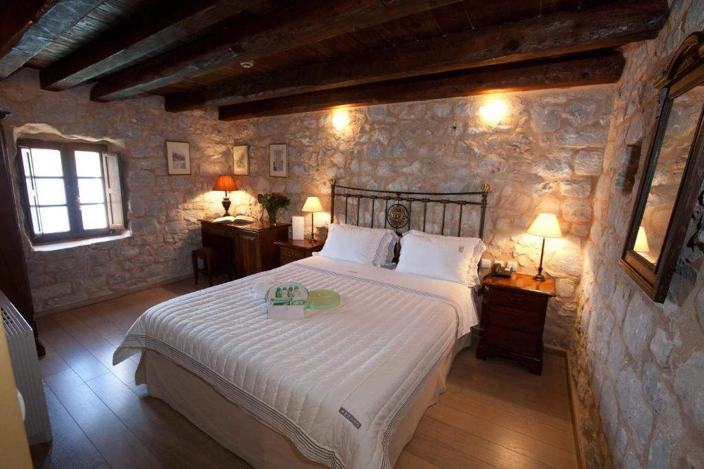 Mavromichalai Limeni