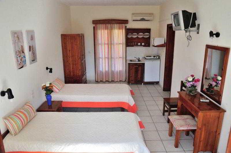Manolas 3* Skiathos Town