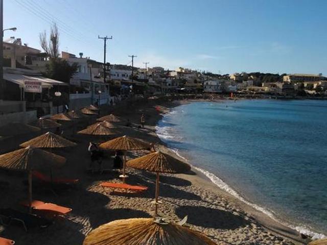 Fotoula Apts 2*