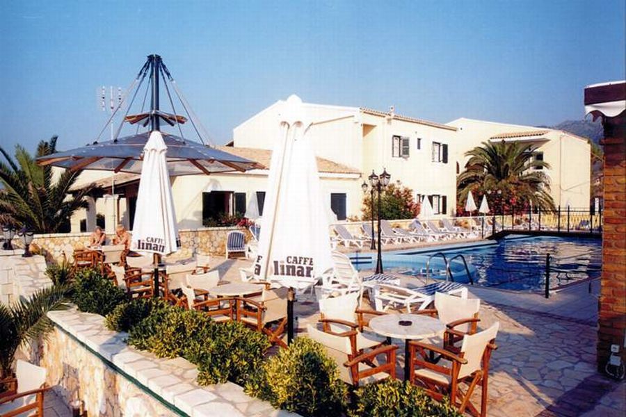 Front Salvanos Aparthotel Acharavi (Corfu)