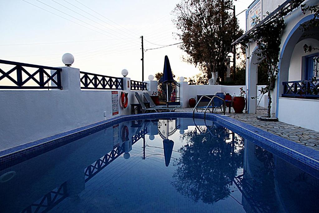 & Joanna 3* Perissa (Santorini)