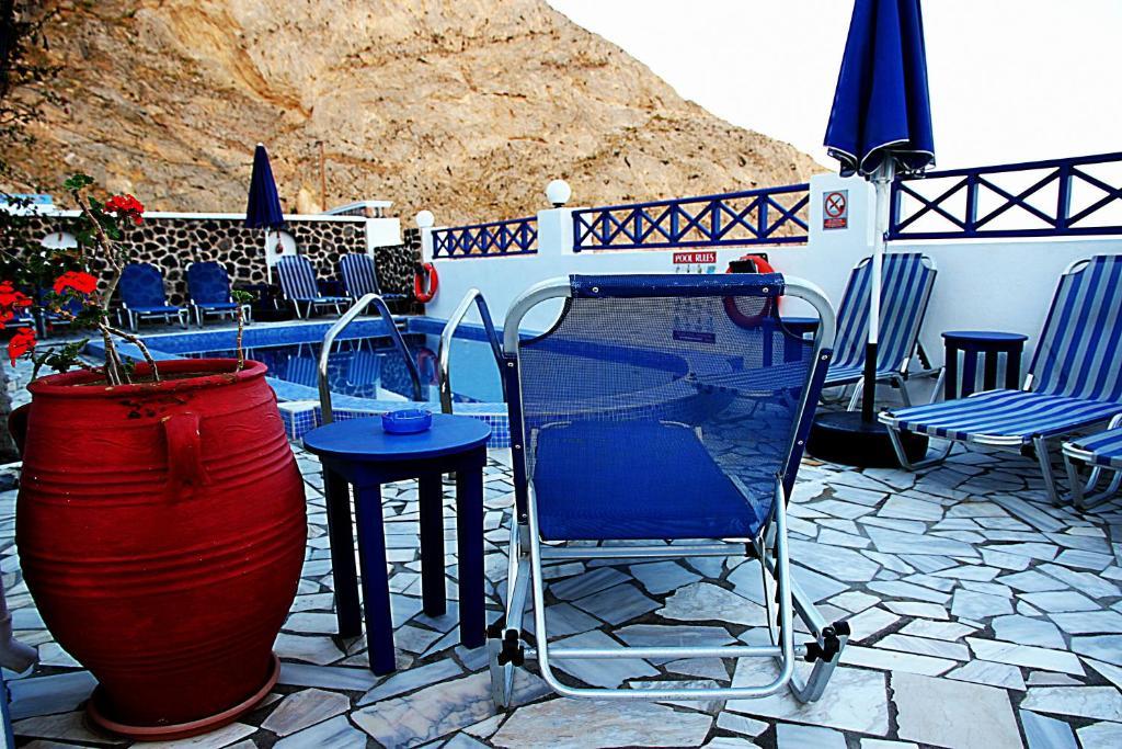 & Joanna Perissa (Santorini)