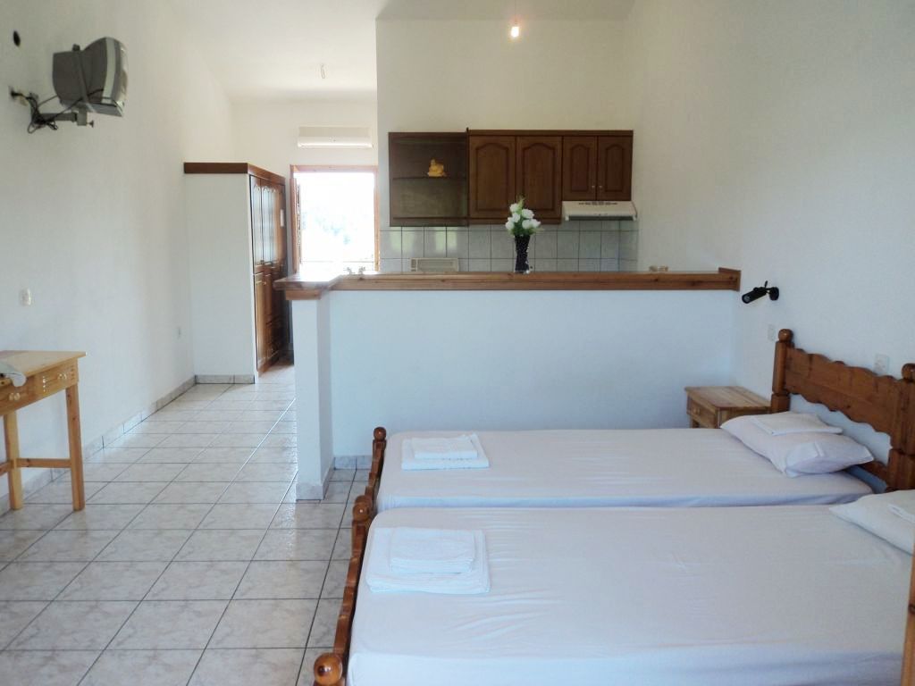 Faethon Aparthotel Karousadhes (Avliotes)