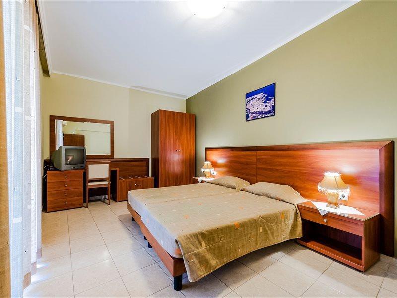Esmeralda Aparthotel 3*
