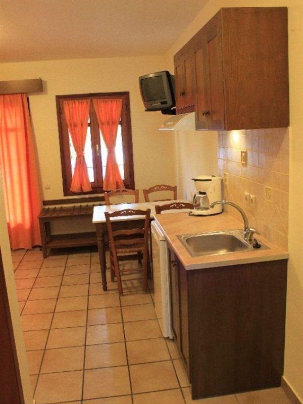 Omega Platanias Aparthotel 3*