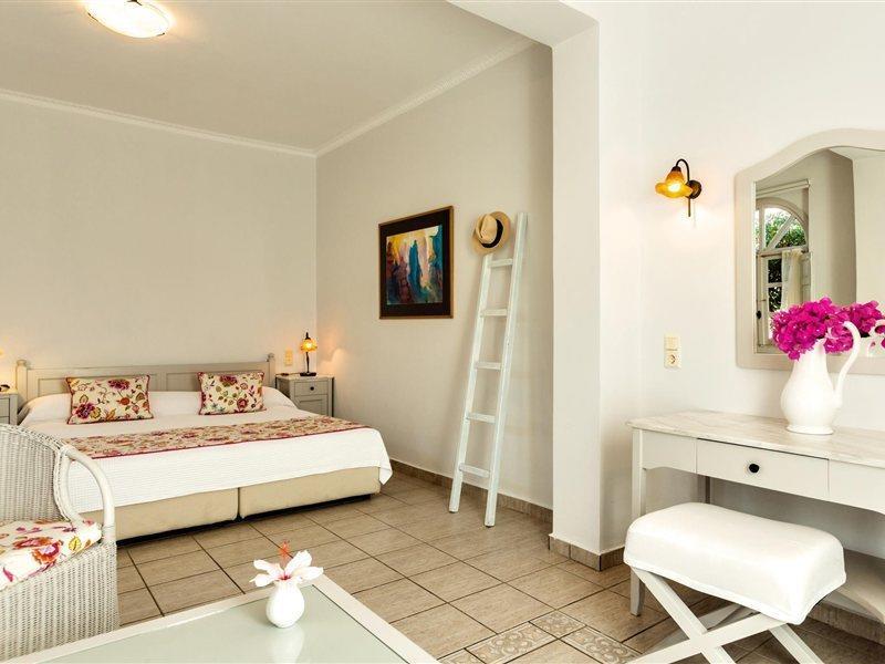 Pantheon Deluxe Hotel 4*