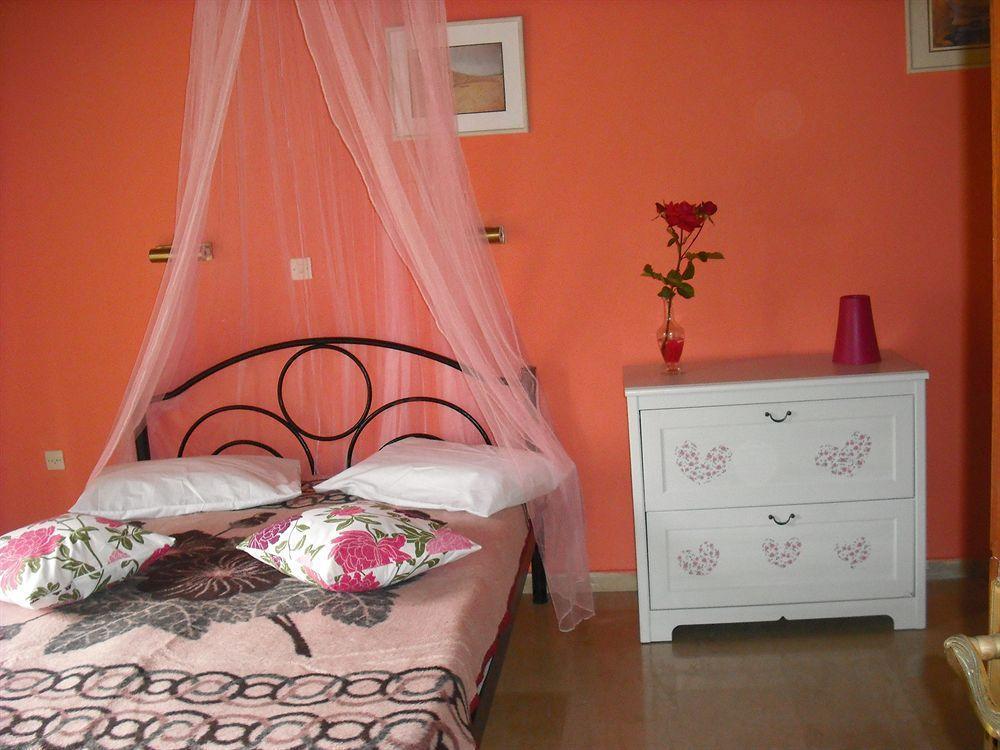 Hotel Charietta & 3*