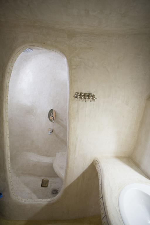 αura Cave *
