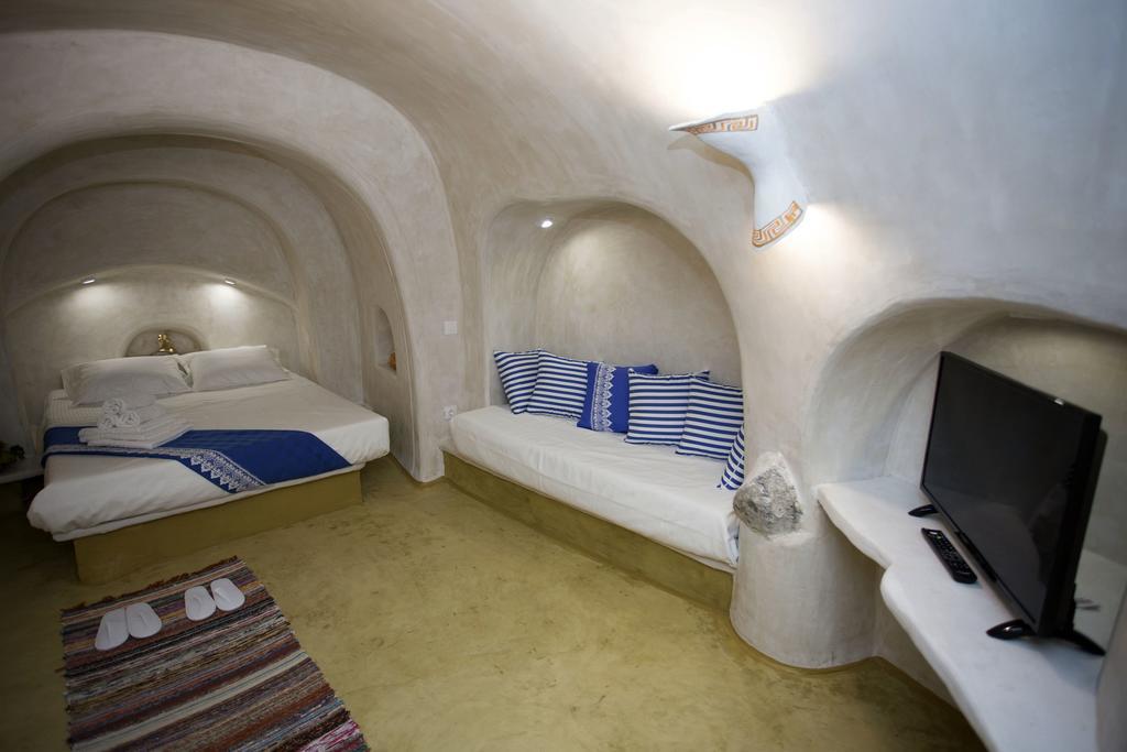 αura Cave Fira (Santorini)