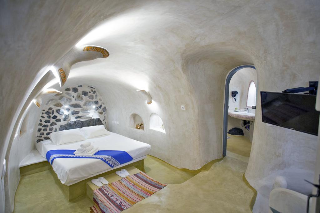 αura Cave Villa Fira (Santorini)