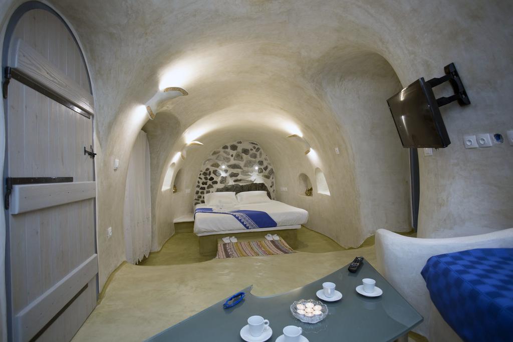 αura Cave Villa Fira (Santorini)