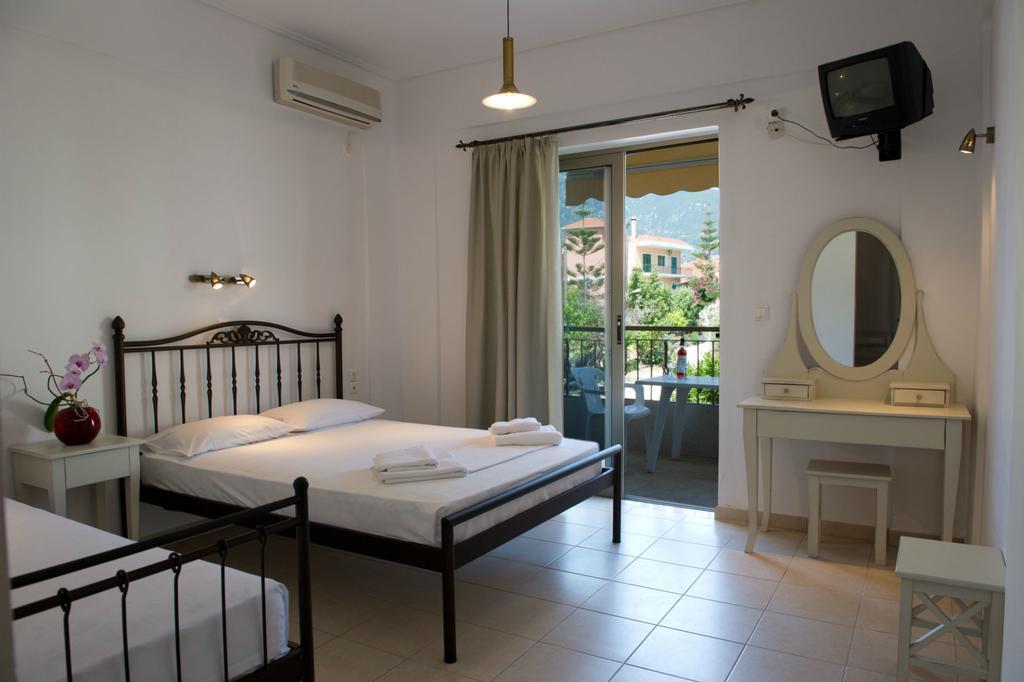 Guest house Akrogiali 4*