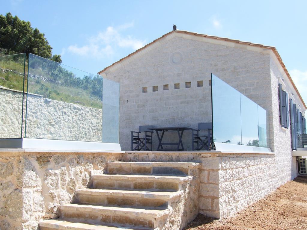 Kampaki Stone * Agios Nikitas
