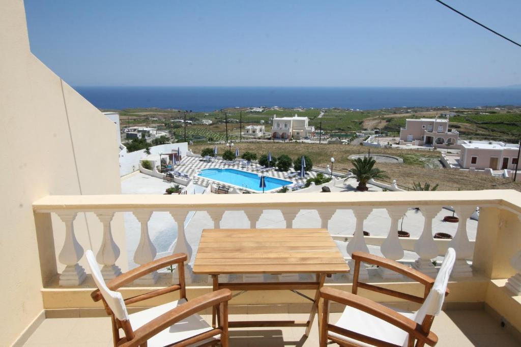 Romantic Exo Katikies (Santorini)