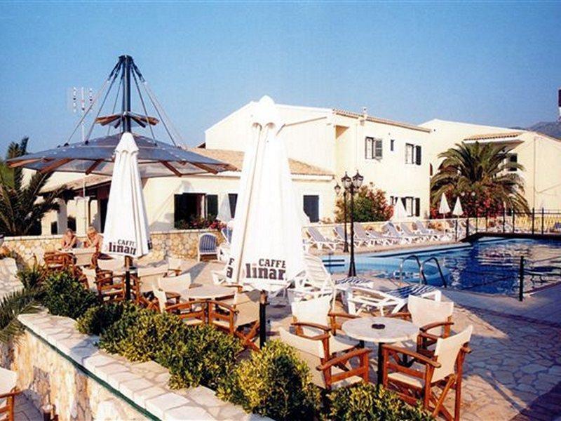 Front Salvanos 2* Acharavi (Corfu)