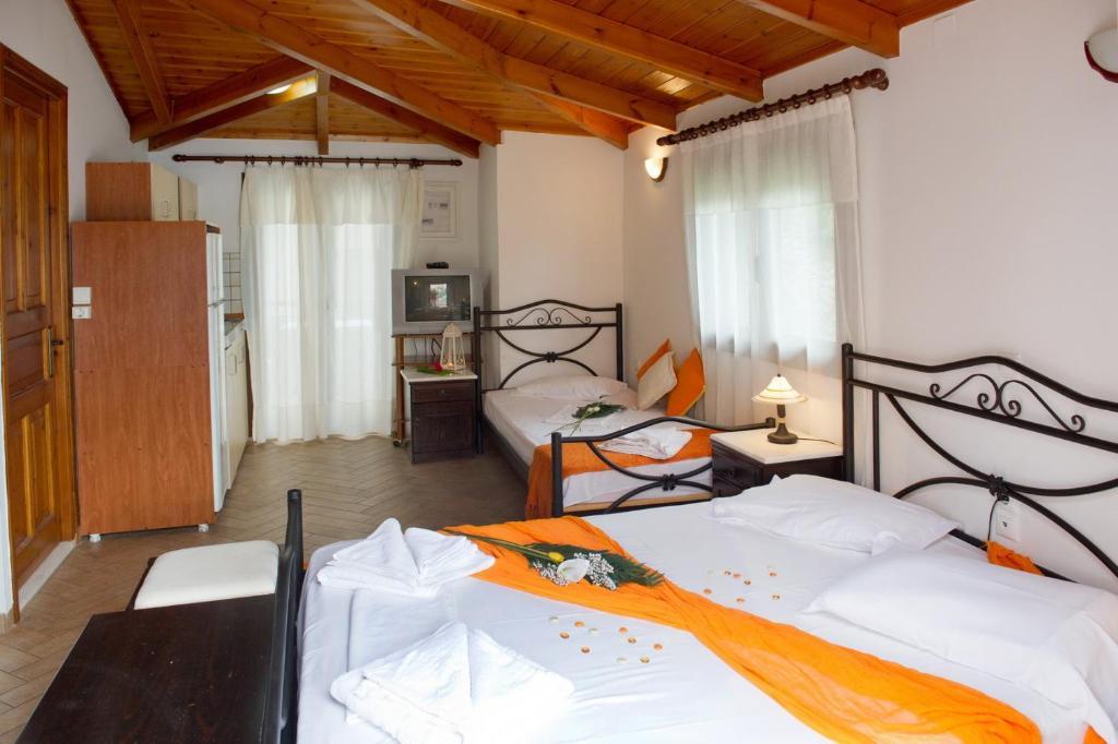 Mavra Aparthotel 2*
