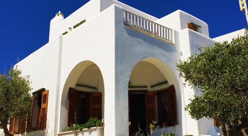Aeolos Beach Karavostasis (Folegandros)