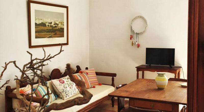 Aeolos Beach Karavostasis (Folegandros)