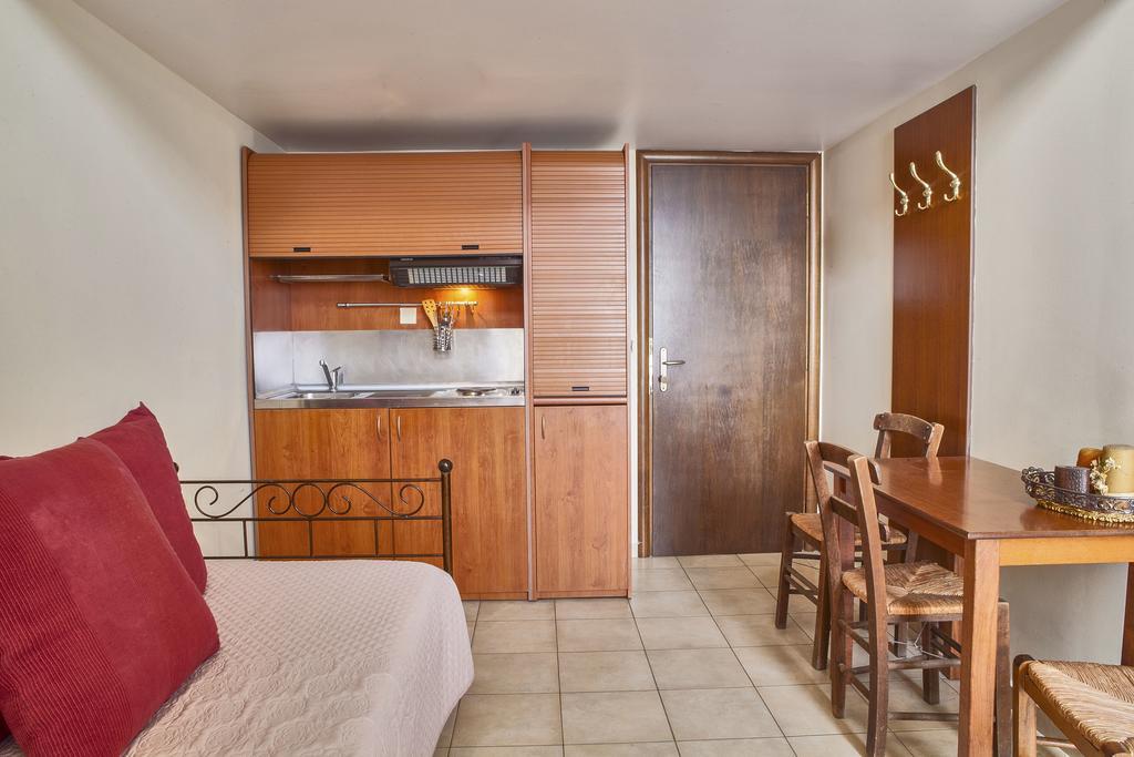 Mari & Maisonettes * Tolo
