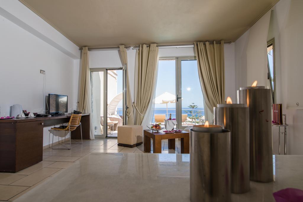 Antinea & Hotel Kamari (Santorini)