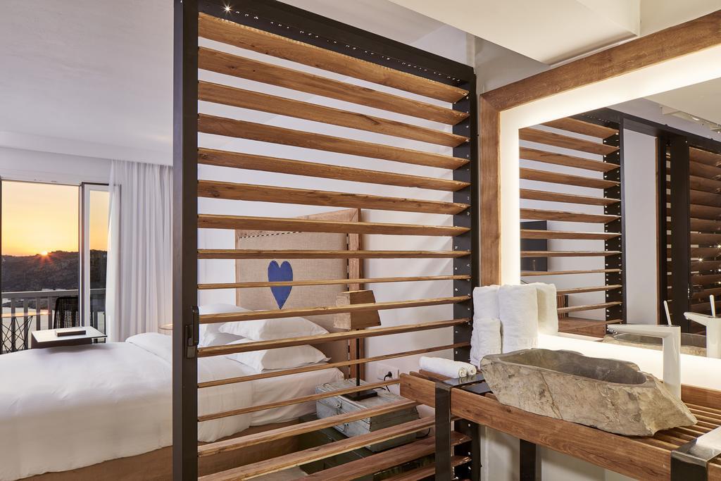 Myconian Imperial - Leading Of The World Elia (Mykonos)