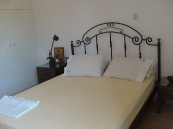 Apartment Moschona *