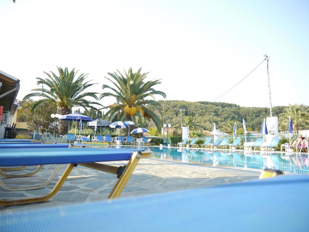 Tria Adelphia Aparthotel