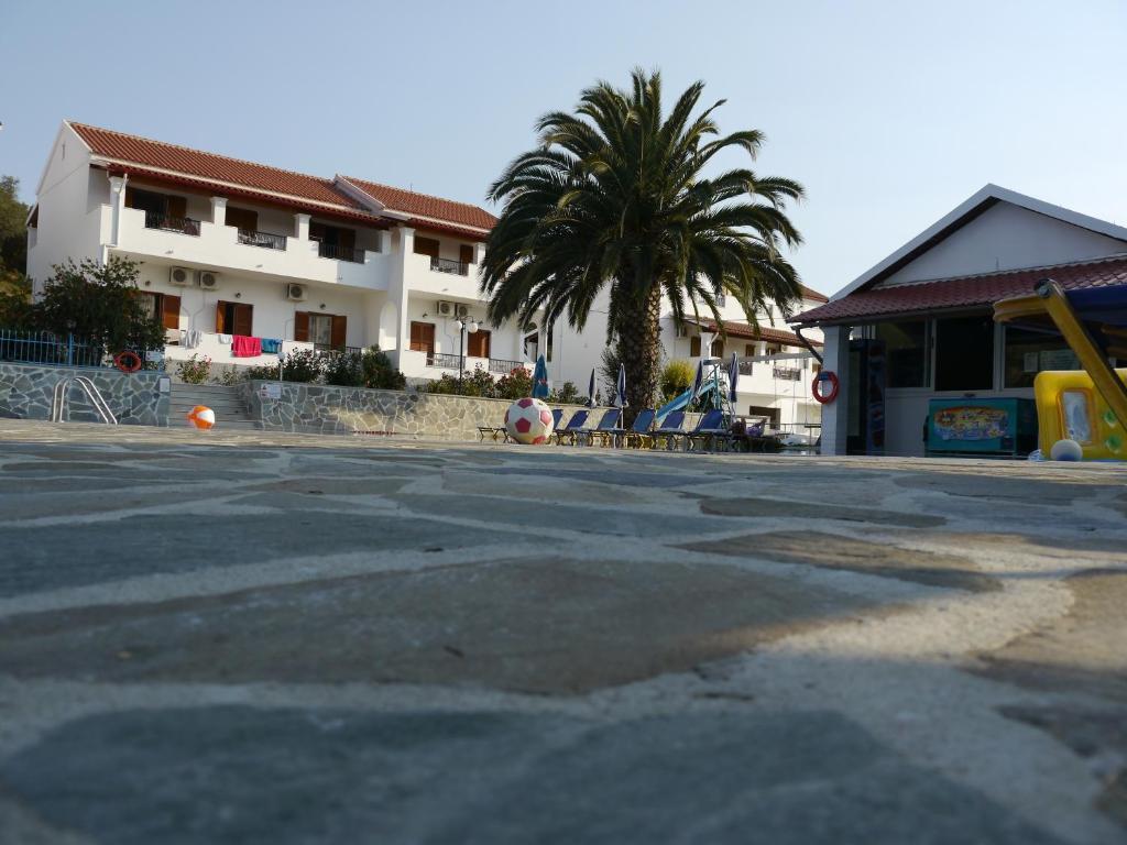Aparthotel Tria Adelphia 2*