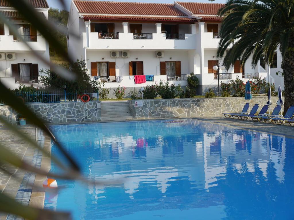 Aparthotel Tria Adelphia 2*