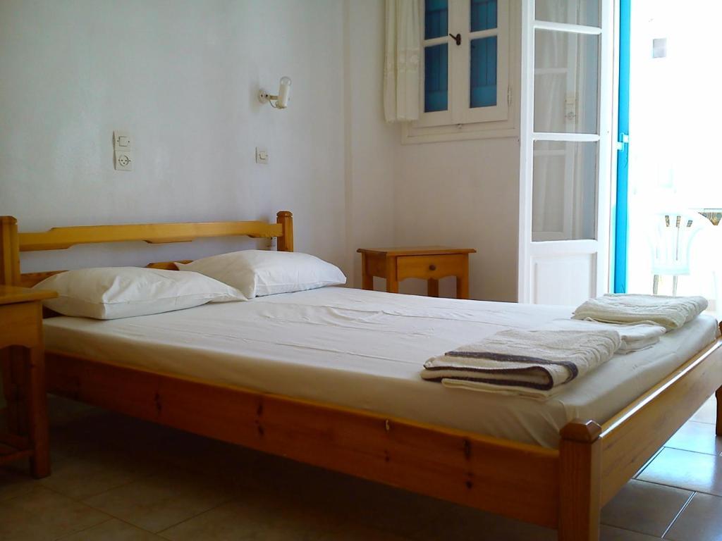 Studios Parian Blu Logaras