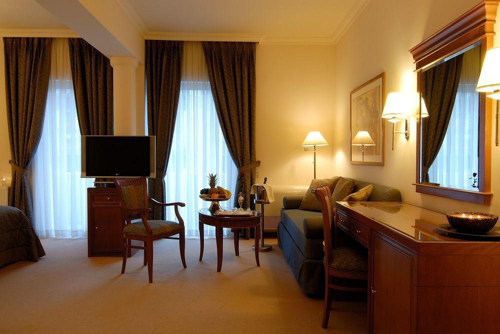 Atrium & Jacuzzi Athens