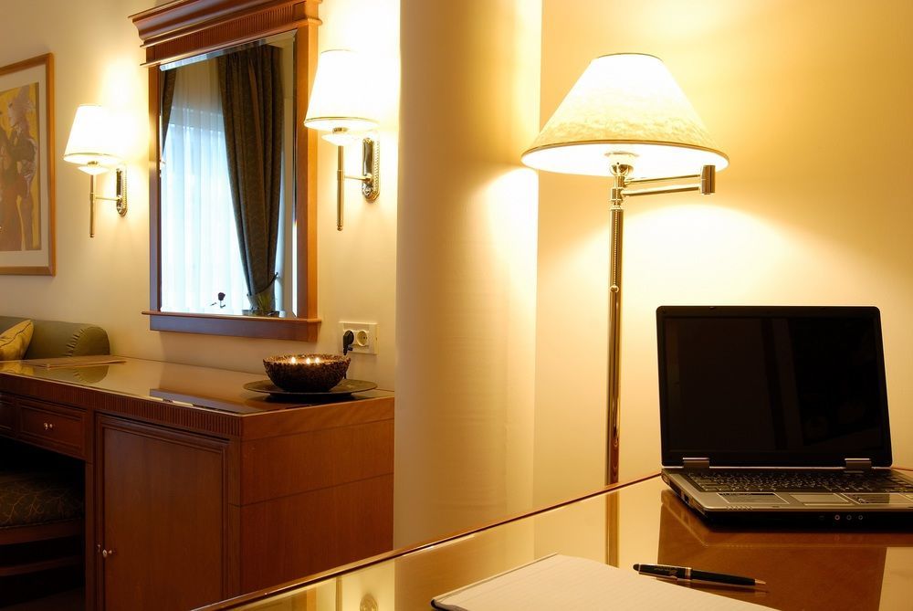 Atrium & Jacuzzi Hotel